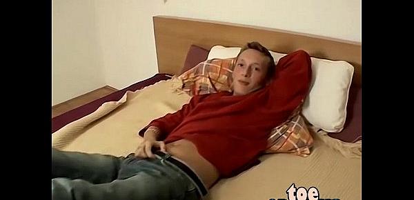  Twink Veso feels horny after rubbing his toes and wanks